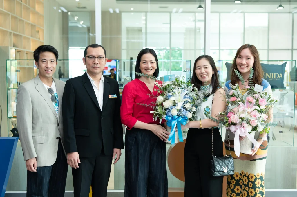ccad 36 นิด้าเปิดตัว “ศูนย์พัฒนาทุนและสินทรัพย์” อย่างเป็นทางการในบรรยากาศอบอุ่น แขกผู้มีเกียรติ คณาจารย์ - นักศึกษา - ศิษย์เก่า ร่วมแสดงความยินดีอย่างคับคั่ง