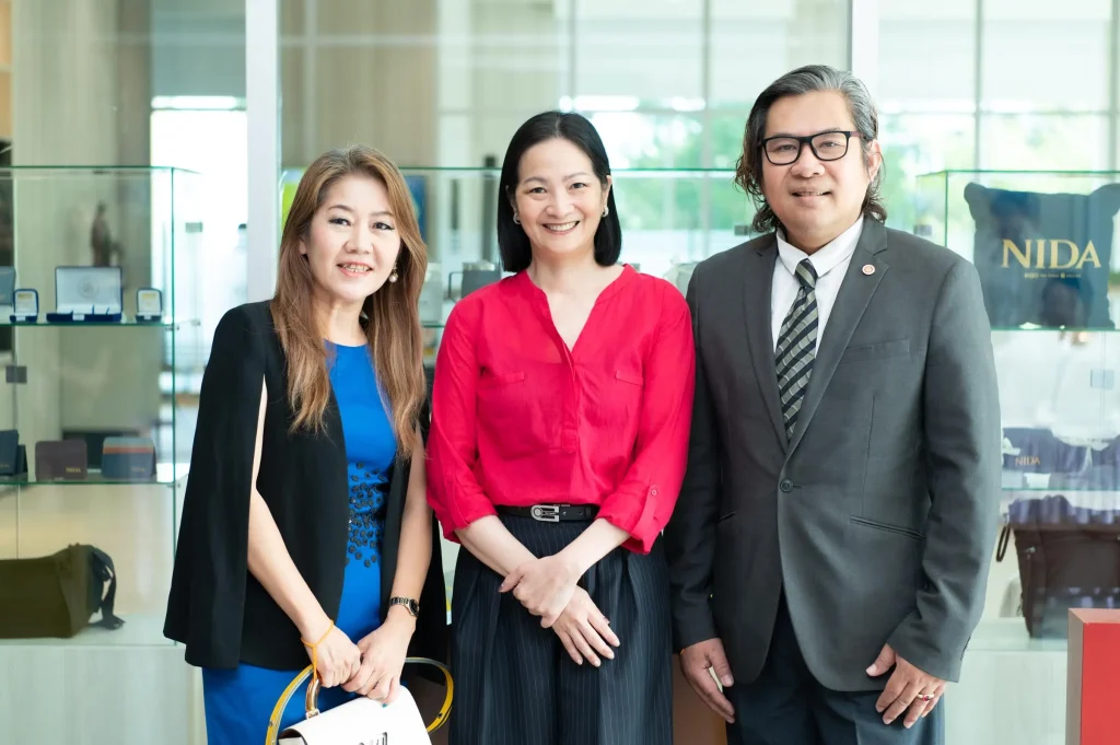 ccad 43 นิด้าเปิดตัว “ศูนย์พัฒนาทุนและสินทรัพย์” อย่างเป็นทางการในบรรยากาศอบอุ่น แขกผู้มีเกียรติ คณาจารย์ - นักศึกษา - ศิษย์เก่า ร่วมแสดงความยินดีอย่างคับคั่ง