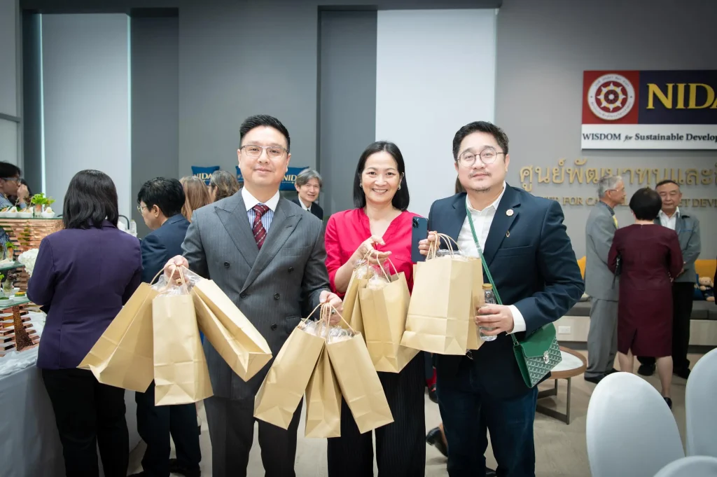 ccad 52 นิด้าเปิดตัว “ศูนย์พัฒนาทุนและสินทรัพย์” อย่างเป็นทางการในบรรยากาศอบอุ่น แขกผู้มีเกียรติ คณาจารย์ - นักศึกษา - ศิษย์เก่า ร่วมแสดงความยินดีอย่างคับคั่ง