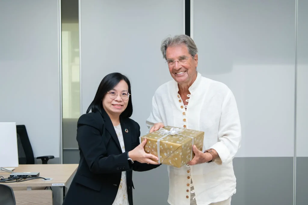 คณะภาษาและการสื่อสาร นิด้า จัดงานเสวนา “A Conversation with Teun A. van Dijk on Discourse Studies Research: From Incubation to Publication”