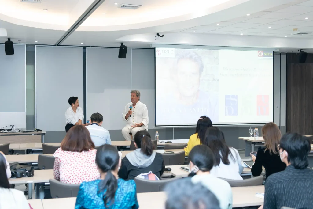 คณะภาษาและการสื่อสาร นิด้า จัดงานเสวนา “A Conversation with Teun A. van Dijk on Discourse Studies Research: From Incubation to Publication”