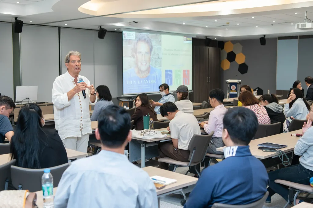 คณะภาษาและการสื่อสาร นิด้า จัดงานเสวนา “A Conversation with Teun A. van Dijk on Discourse Studies Research: From Incubation to Publication”