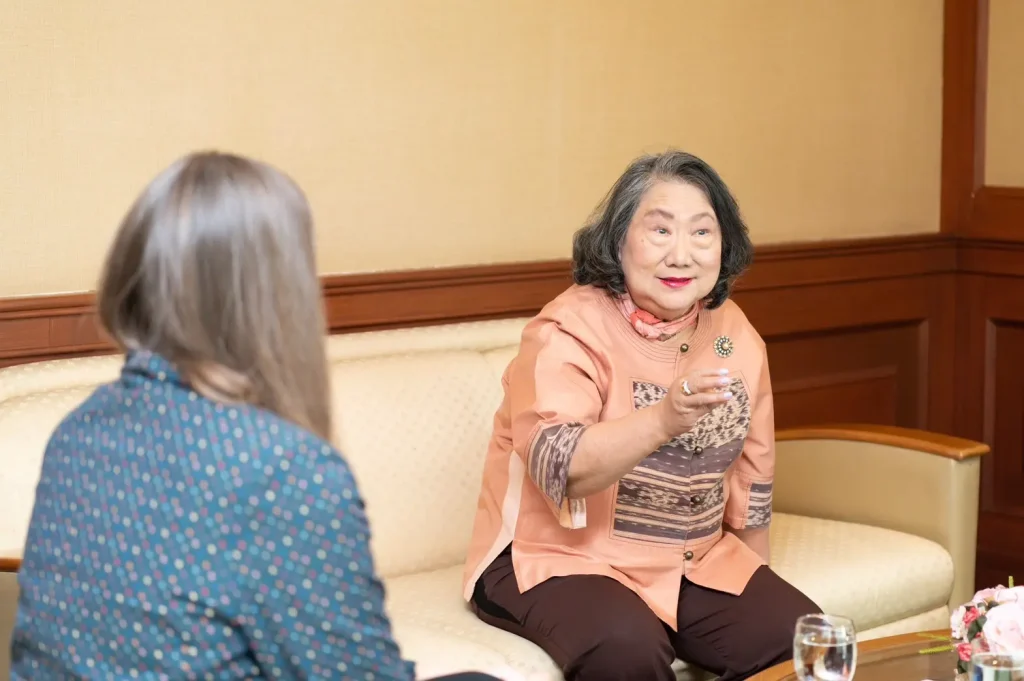 WO1 นิด้า ให้การต้อนรับ Ms. Melinda Good ผู้อำนวยการธนาคารโลกประจำประเทศไทยและสาธารณรัฐแห่งสหภาพพม่า ภูมิภาคเอเชียตะวันออกและแปซิฟิก