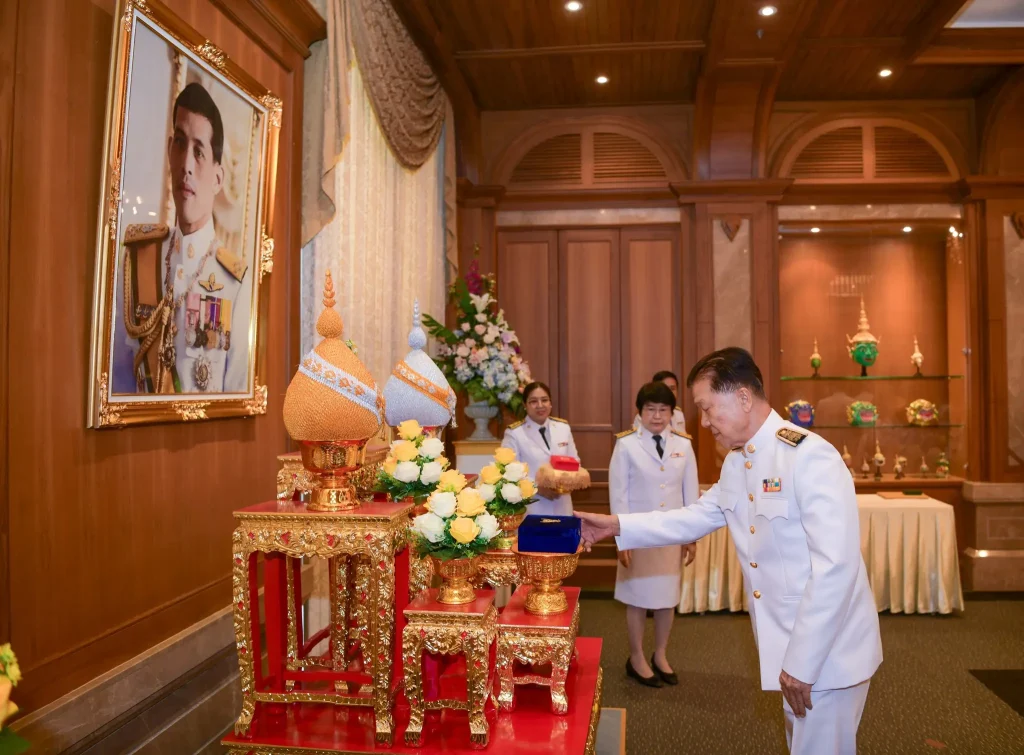 680425n05 พิธีพระราชทานเครื่องราชอิสริยาภรณ์ ประจำปี 2565 – 2567 สถาบันบัณฑิตพัฒนบริหารศาสตร์