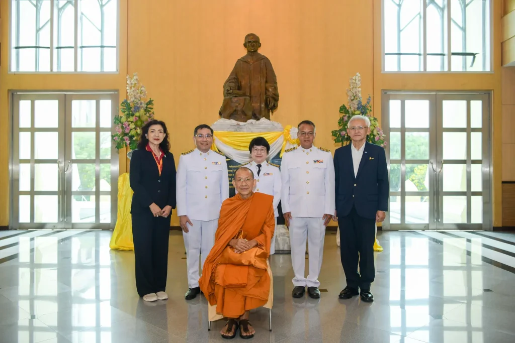 680425n25 พิธีพระราชทานเครื่องราชอิสริยาภรณ์ ประจำปี 2565 – 2567 สถาบันบัณฑิตพัฒนบริหารศาสตร์