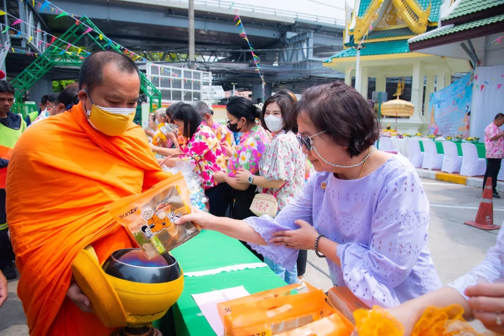 ‘นิด้า’ ร่วมกิจกรรมวันสงกรานต์และวันผู้สูงอายุ ณ สำนักงานเขตบางกะปิ