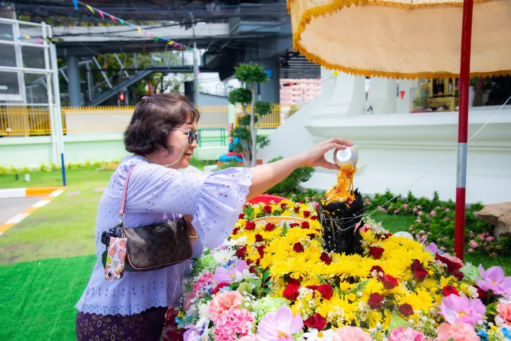 ‘นิด้า’ ร่วมกิจกรรมวันสงกรานต์และวันผู้สูงอายุ ณ สำนักงานเขตบางกะปิ