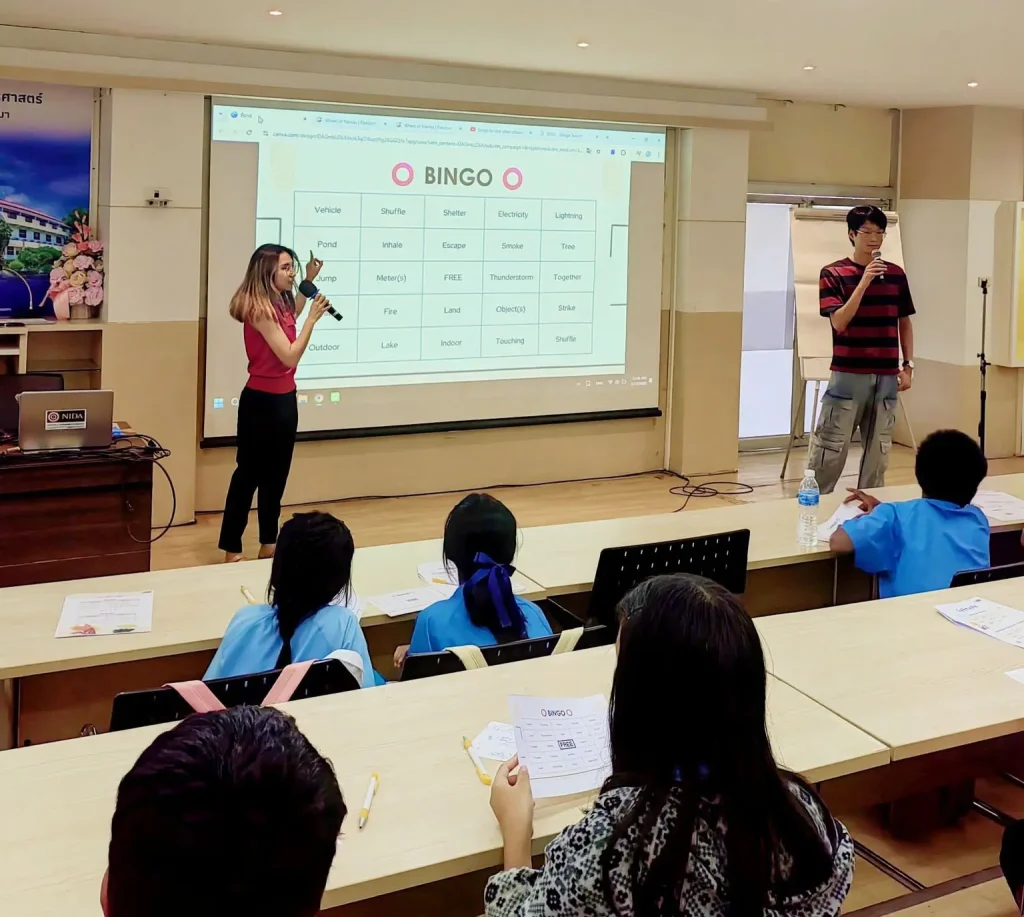 นักศึกษา​หลักสูตร​ภาษาอังกฤษ​เพื่อการพัฒนา​อาชีพ ฝึกปฏิบัติสอนจริง ในโครงการอบรมความรู้​โดยใช้สื่อภาษาอังกฤษ​เป็นสื่อในการสอน