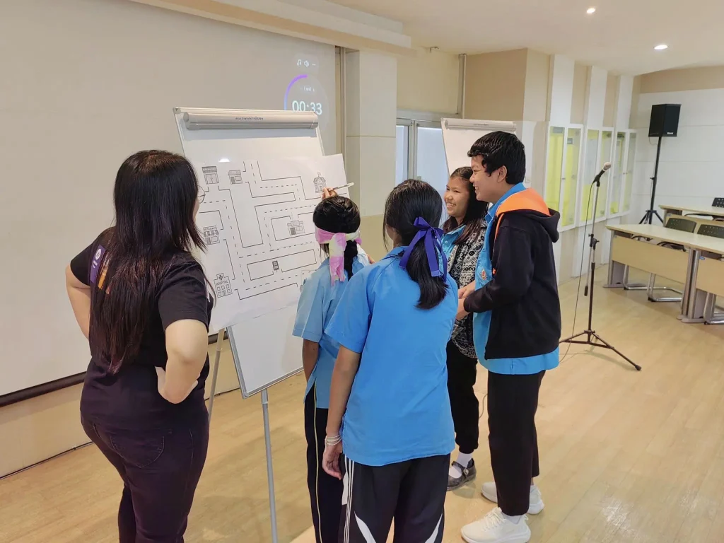 นักศึกษา​หลักสูตร​ภาษาอังกฤษ​เพื่อการพัฒนา​อาชีพ ฝึกปฏิบัติสอนจริง ในโครงการอบรมความรู้​โดยใช้สื่อภาษาอังกฤษ​เป็นสื่อในการสอน