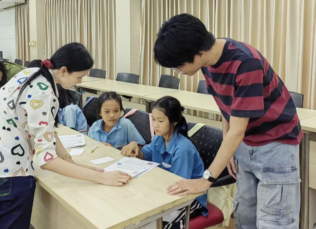 นักศึกษา​หลักสูตร​ภาษาอังกฤษ​เพื่อการพัฒนา​อาชีพ ฝึกปฏิบัติสอนจริง ในโครงการอบรมความรู้​โดยใช้สื่อภาษาอังกฤษ​เป็นสื่อในการสอน