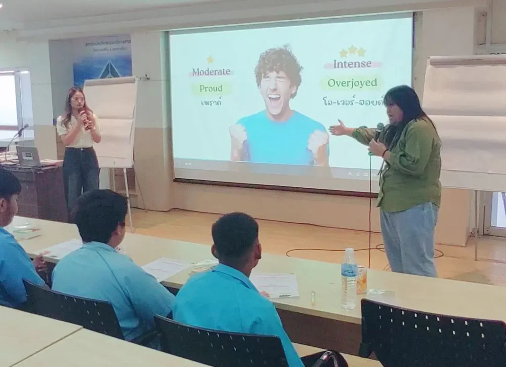 นักศึกษา​หลักสูตร​ภาษาอังกฤษ​เพื่อการพัฒนา​อาชีพ ฝึกปฏิบัติสอนจริง ในโครงการอบรมความรู้​โดยใช้สื่อภาษาอังกฤษ​เป็นสื่อในการสอน