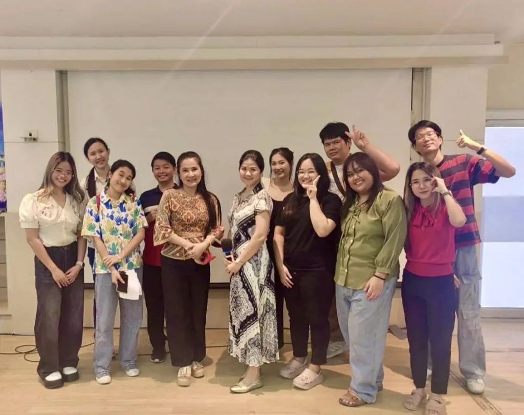 นักศึกษา​หลักสูตร​ภาษาอังกฤษ​เพื่อการพัฒนา​อาชีพ ฝึกปฏิบัติสอนจริง ในโครงการอบรมความรู้​โดยใช้สื่อภาษาอังกฤษ​เป็นสื่อในการสอน