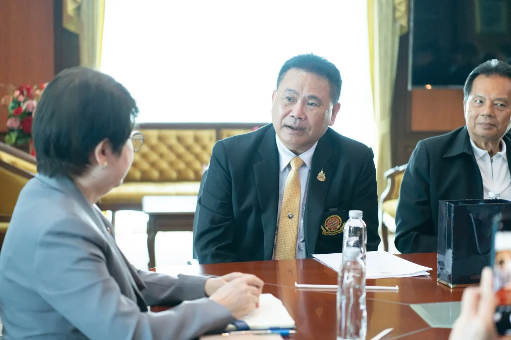 สมาคมศิษย์เก่าคณะรัฐประศาสนศาสตร์ เข้าคารวะอธิการบดี เนื่องในโอกาสเข้ารับตำแหน่ง นายกสมาคมศิษย์เก่า คณะรัฐประศาสนศาสตร์