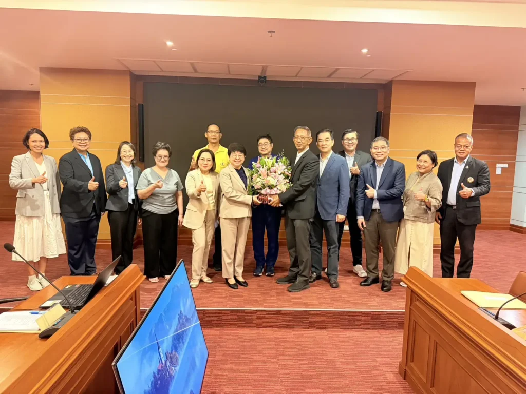 president-congratulations02 ผู้ทรงคุณวุฒิด้านกฎหมายแสดงความยินดีในโอกาสที่ ศ.ดร.ทิพวรรณ หล่อสุวรรณรัตน์ ได้รับการแต่งตั้งให้ดำรงตำแหน่งอธิการบดี