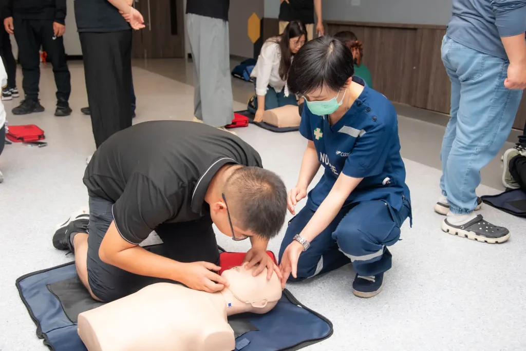 ‘‘นิด้า’ จัดอบรมเชิงปฏิบัติการการปฐมพยาบาลเบื้องต้นและการช่วยชีวิตขั้นพื้นฐานสำหรับนักศึกษาต่างชาติ