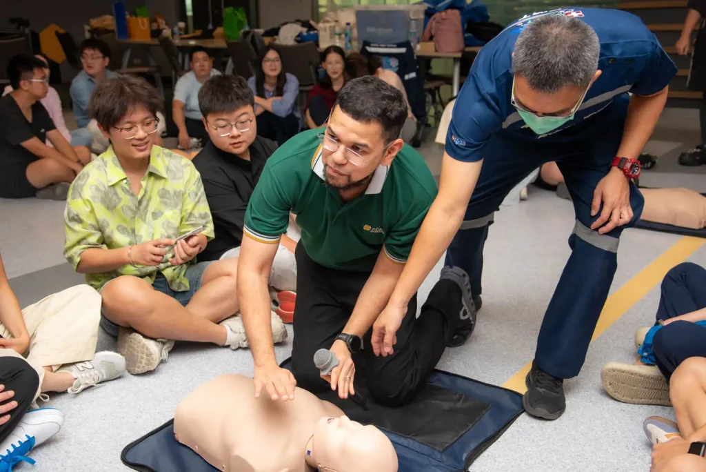 ‘‘นิด้า’ จัดอบรมเชิงปฏิบัติการการปฐมพยาบาลเบื้องต้นและการช่วยชีวิตขั้นพื้นฐานสำหรับนักศึกษาต่างชาติ