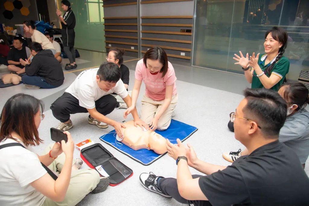 ‘‘นิด้า’ จัดอบรมเชิงปฏิบัติการการปฐมพยาบาลเบื้องต้นและการช่วยชีวิตขั้นพื้นฐานสำหรับนักศึกษาต่างชาติ