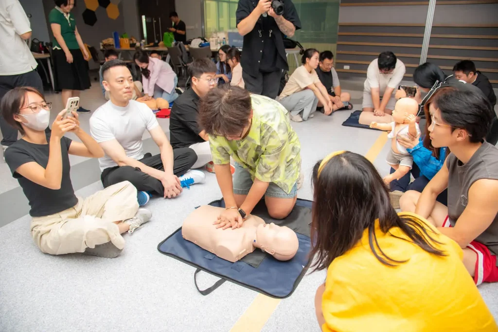 ‘‘นิด้า’ จัดอบรมเชิงปฏิบัติการการปฐมพยาบาลเบื้องต้นและการช่วยชีวิตขั้นพื้นฐานสำหรับนักศึกษาต่างชาติ