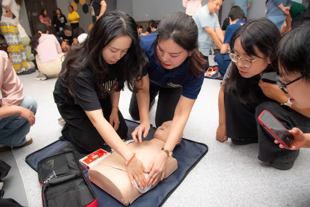 ‘‘นิด้า’ จัดอบรมเชิงปฏิบัติการการปฐมพยาบาลเบื้องต้นและการช่วยชีวิตขั้นพื้นฐานสำหรับนักศึกษาต่างชาติ