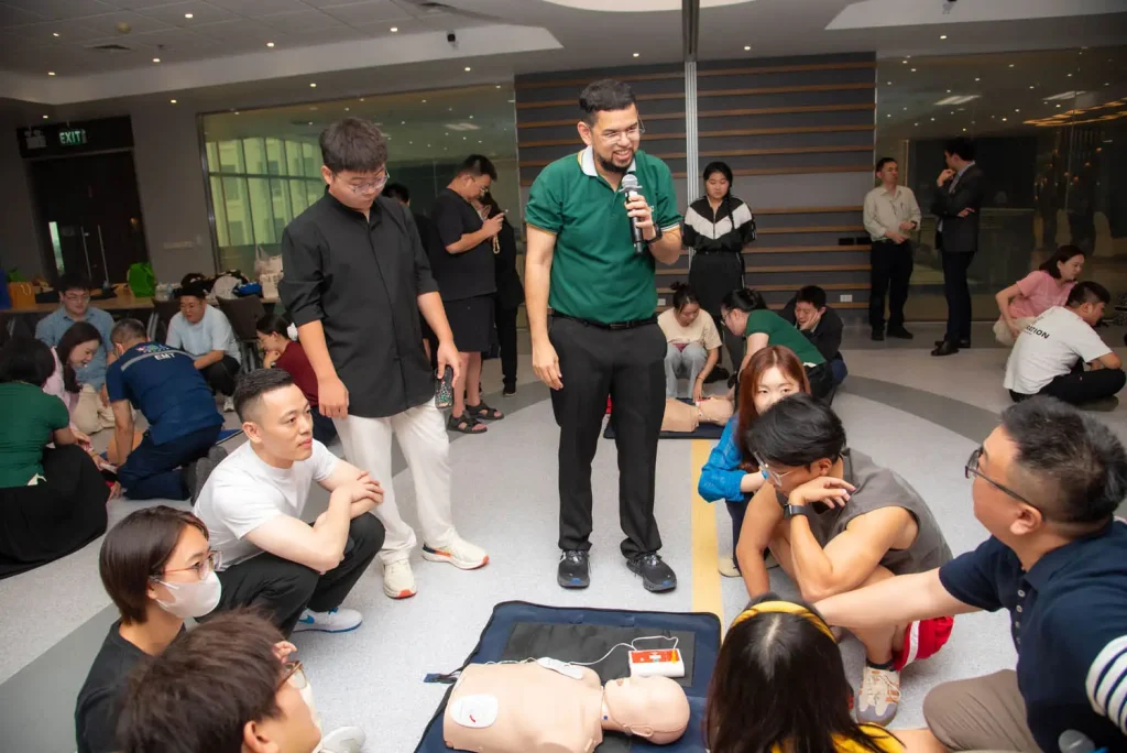 ‘‘นิด้า’ จัดอบรมเชิงปฏิบัติการการปฐมพยาบาลเบื้องต้นและการช่วยชีวิตขั้นพื้นฐานสำหรับนักศึกษาต่างชาติ
