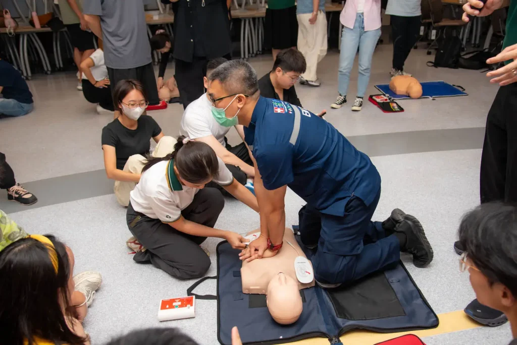 ‘‘นิด้า’ จัดอบรมเชิงปฏิบัติการการปฐมพยาบาลเบื้องต้นและการช่วยชีวิตขั้นพื้นฐานสำหรับนักศึกษาต่างชาติ