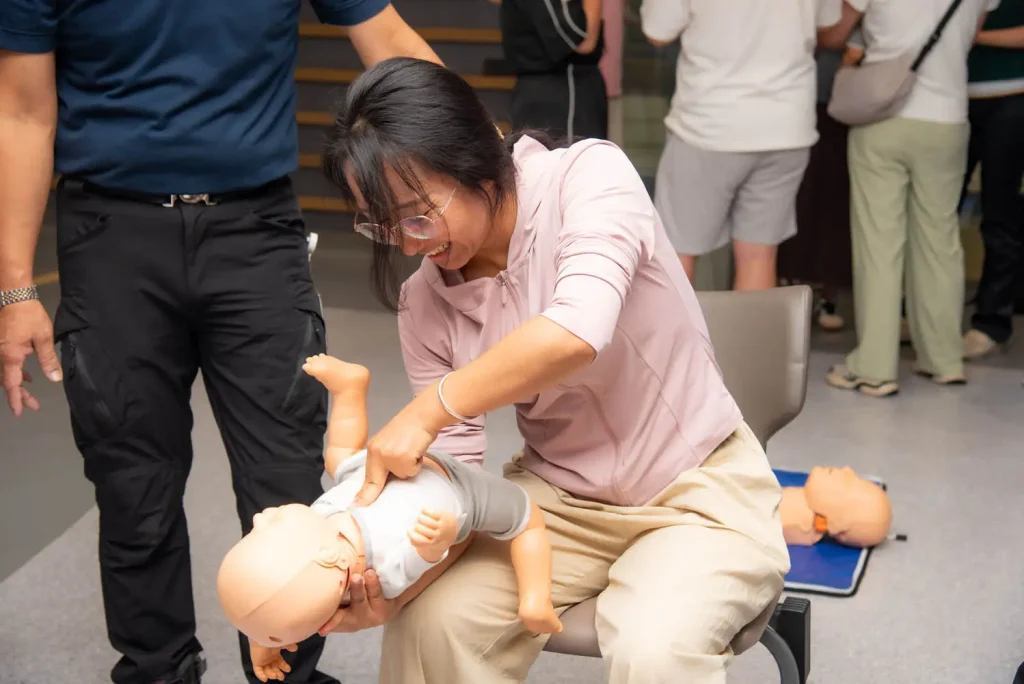 ‘‘นิด้า’ จัดอบรมเชิงปฏิบัติการการปฐมพยาบาลเบื้องต้นและการช่วยชีวิตขั้นพื้นฐานสำหรับนักศึกษาต่างชาติ