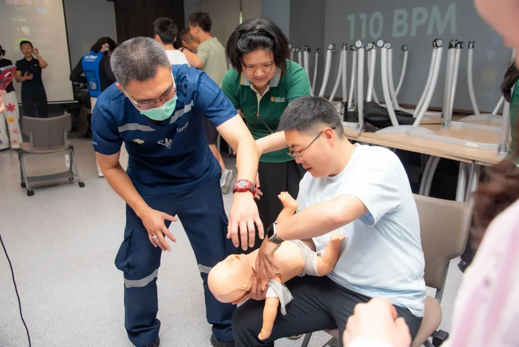 ‘‘นิด้า’ จัดอบรมเชิงปฏิบัติการการปฐมพยาบาลเบื้องต้นและการช่วยชีวิตขั้นพื้นฐานสำหรับนักศึกษาต่างชาติ