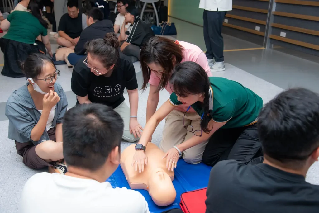 ‘‘นิด้า’ จัดอบรมเชิงปฏิบัติการการปฐมพยาบาลเบื้องต้นและการช่วยชีวิตขั้นพื้นฐานสำหรับนักศึกษาต่างชาติ