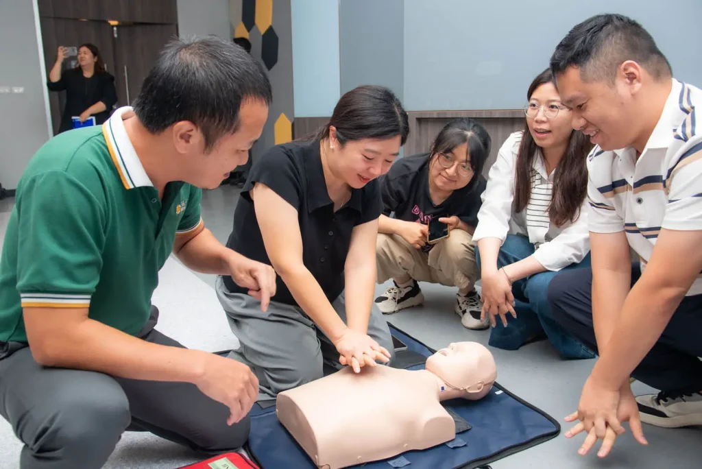 ‘‘นิด้า’ จัดอบรมเชิงปฏิบัติการการปฐมพยาบาลเบื้องต้นและการช่วยชีวิตขั้นพื้นฐานสำหรับนักศึกษาต่างชาติ