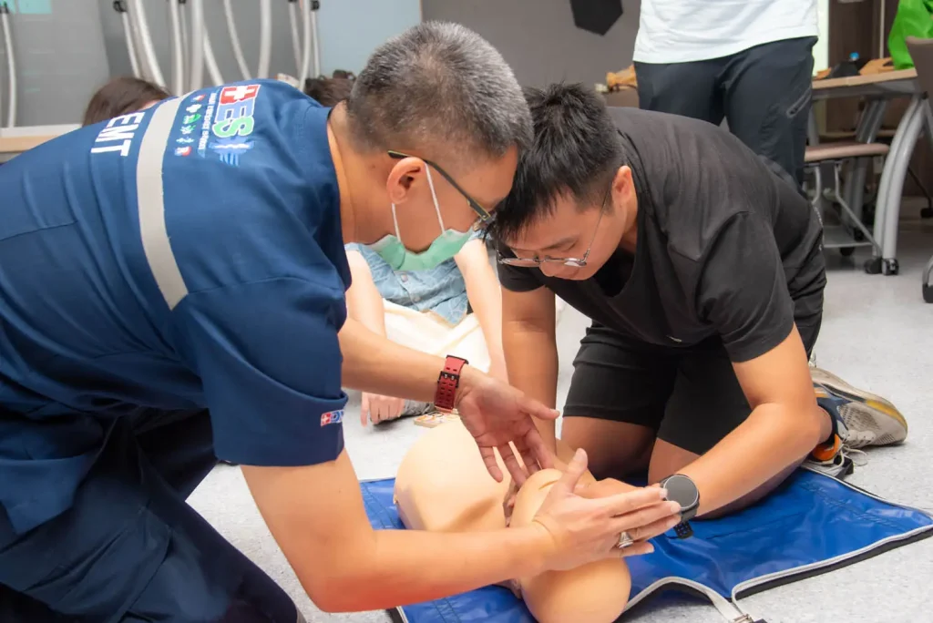 ‘‘นิด้า’ จัดอบรมเชิงปฏิบัติการการปฐมพยาบาลเบื้องต้นและการช่วยชีวิตขั้นพื้นฐานสำหรับนักศึกษาต่างชาติ
