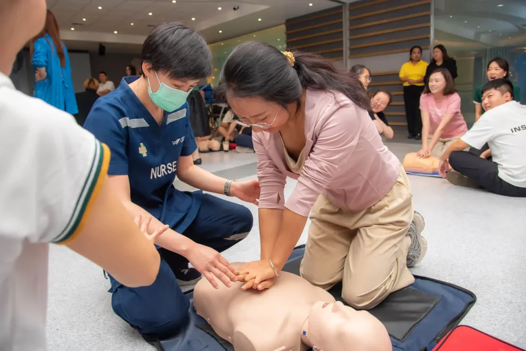 ‘‘นิด้า’ จัดอบรมเชิงปฏิบัติการการปฐมพยาบาลเบื้องต้นและการช่วยชีวิตขั้นพื้นฐานสำหรับนักศึกษาต่างชาติ