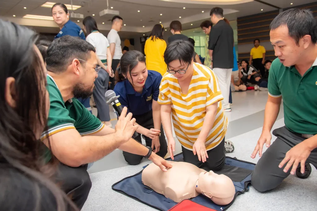 ‘‘นิด้า’ จัดอบรมเชิงปฏิบัติการการปฐมพยาบาลเบื้องต้นและการช่วยชีวิตขั้นพื้นฐานสำหรับนักศึกษาต่างชาติ
