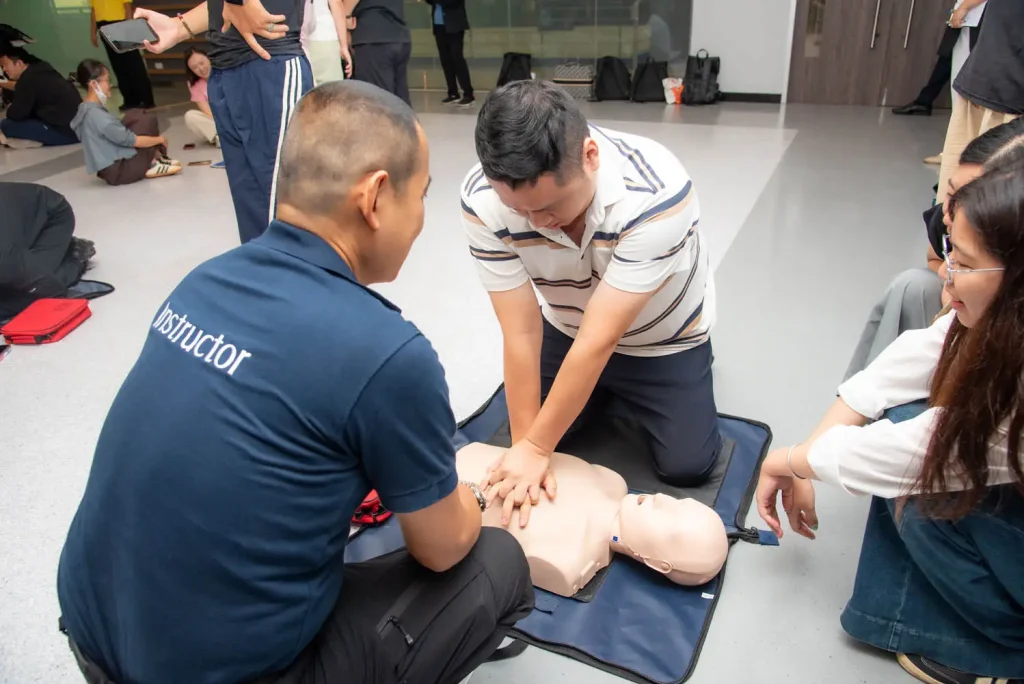 ‘‘นิด้า’ จัดอบรมเชิงปฏิบัติการการปฐมพยาบาลเบื้องต้นและการช่วยชีวิตขั้นพื้นฐานสำหรับนักศึกษาต่างชาติ