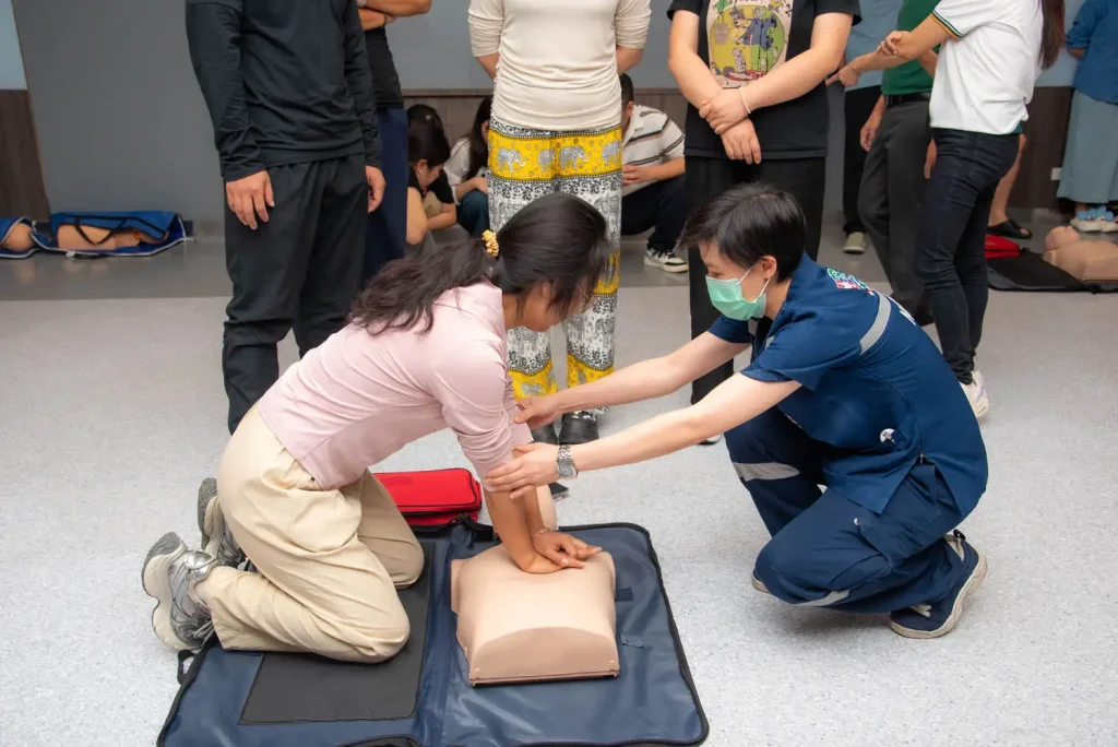 ‘‘นิด้า’ จัดอบรมเชิงปฏิบัติการการปฐมพยาบาลเบื้องต้นและการช่วยชีวิตขั้นพื้นฐานสำหรับนักศึกษาต่างชาติ