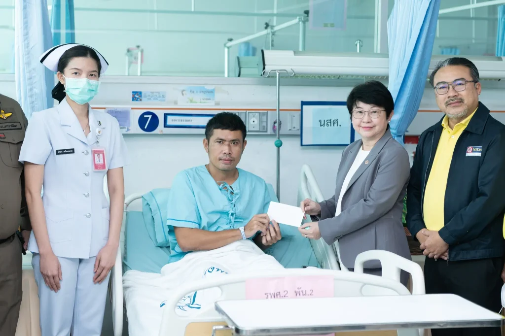 ‘นิด้า’ เข้าเยี่ยมทหารที่ได้รับบาดเจ็บจากการปฏิบัติหน้าที่ปกป้องอธิปไตยชายแดนไทย-กัมพูชา พร้อมมอบเงินสนับสนุน เพื่อเป็นขวัญกำลังใจแก่ทหารกล้าและครอบครัว
