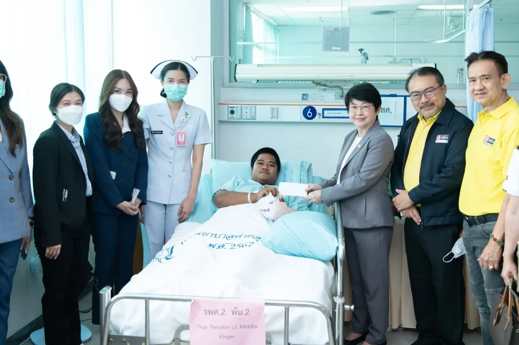 ‘นิด้า’ เข้าเยี่ยมทหารที่ได้รับบาดเจ็บจากการปฏิบัติหน้าที่ปกป้องอธิปไตยชายแดนไทย-กัมพูชา พร้อมมอบเงินสนับสนุน เพื่อเป็นขวัญกำลังใจแก่ทหารกล้าและครอบครัว