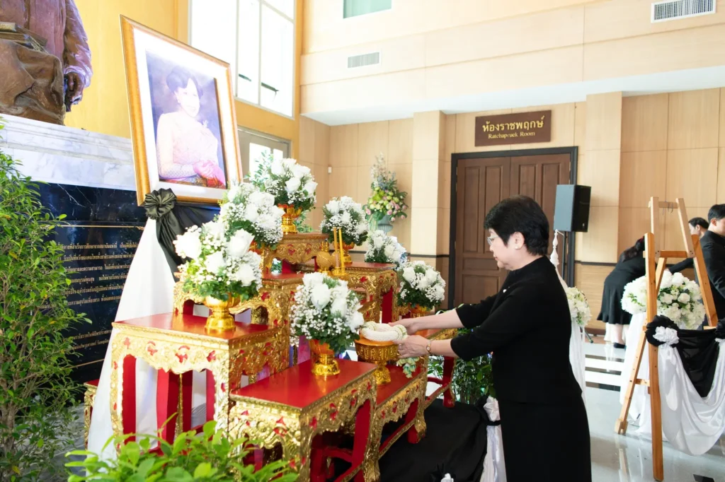 02 นิด้า น้อมถวายความอาลัยและสำนึกในพระมหากรุณาธิคุณแด่ สมเด็จพระนางเจ้าสิริกิติ์ พระบรมราชินีนาถ พระบรมราชชนนีพันปีหลวง