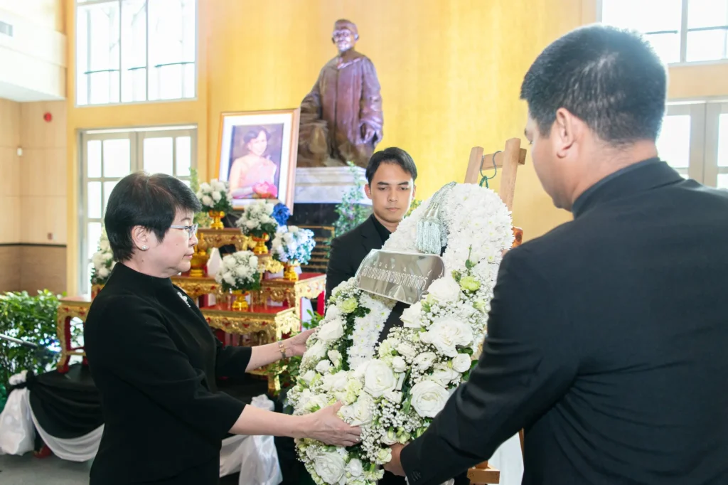 04 นิด้า น้อมถวายความอาลัยและสำนึกในพระมหากรุณาธิคุณแด่ สมเด็จพระนางเจ้าสิริกิติ์ พระบรมราชินีนาถ พระบรมราชชนนีพันปีหลวง