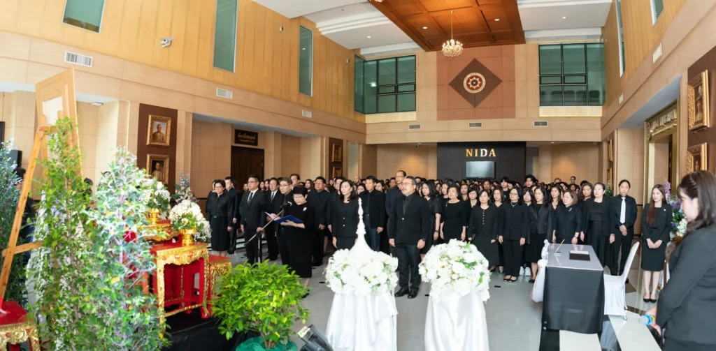 07 นิด้า น้อมถวายความอาลัยและสำนึกในพระมหากรุณาธิคุณแด่ สมเด็จพระนางเจ้าสิริกิติ์ พระบรมราชินีนาถ พระบรมราชชนนีพันปีหลวง