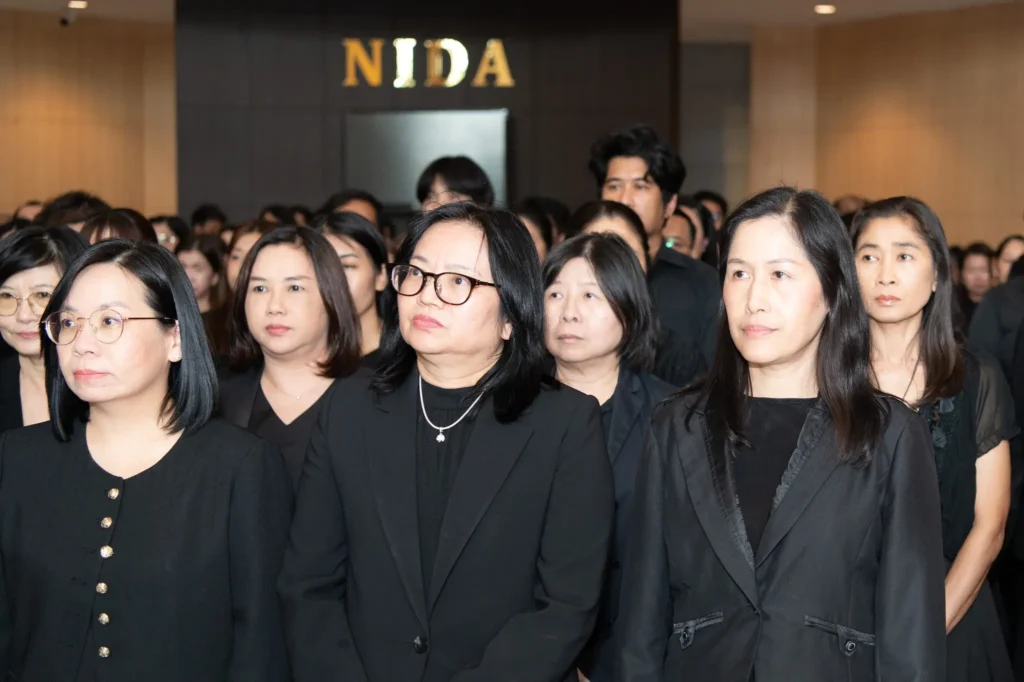 08 นิด้า น้อมถวายความอาลัยและสำนึกในพระมหากรุณาธิคุณแด่ สมเด็จพระนางเจ้าสิริกิติ์ พระบรมราชินีนาถ พระบรมราชชนนีพันปีหลวง