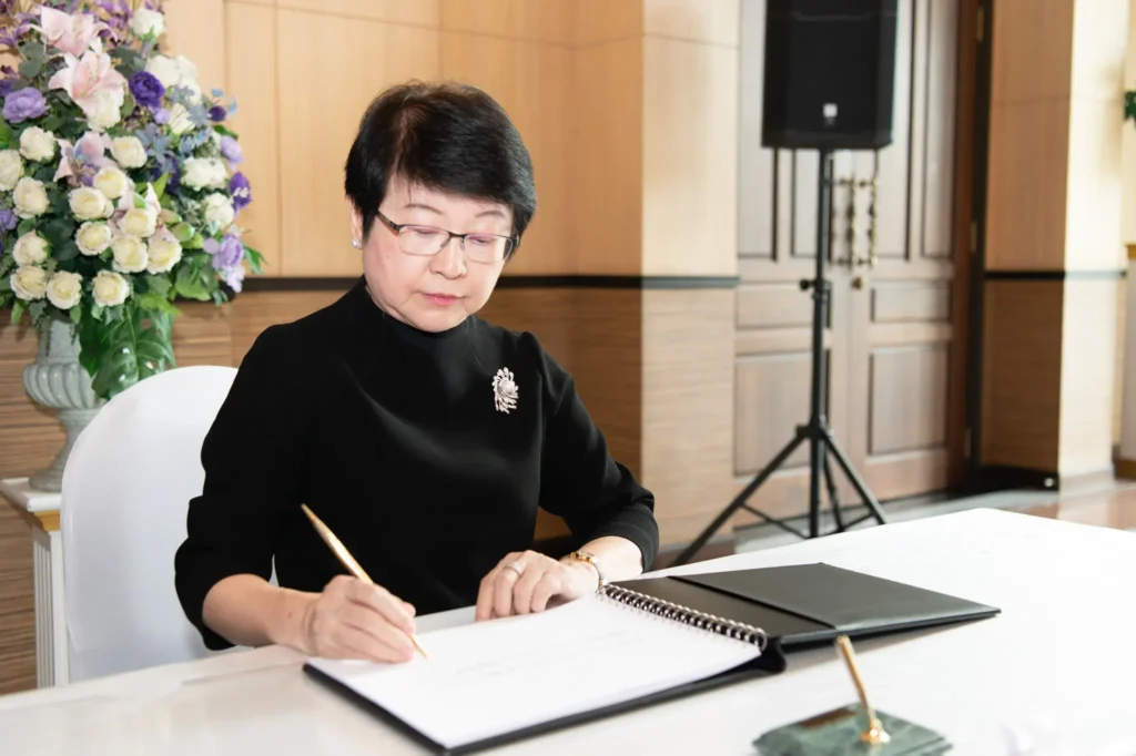 09 นิด้า น้อมถวายความอาลัยและสำนึกในพระมหากรุณาธิคุณแด่ สมเด็จพระนางเจ้าสิริกิติ์ พระบรมราชินีนาถ พระบรมราชชนนีพันปีหลวง