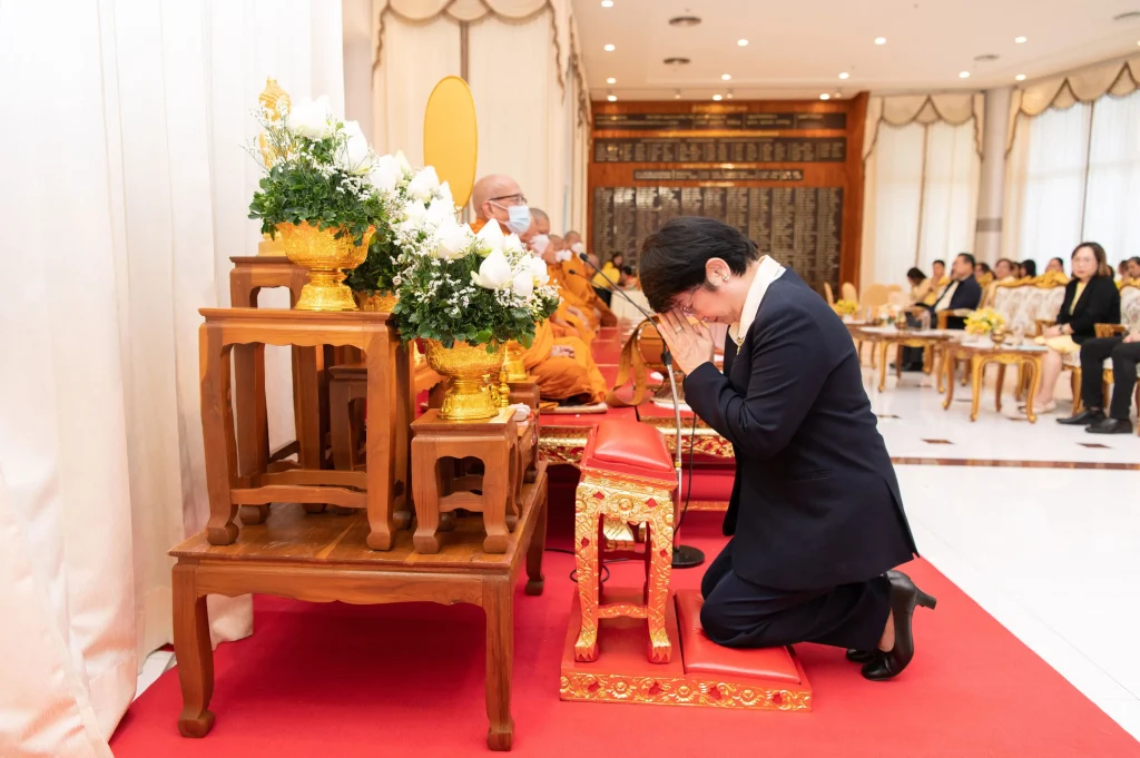 681010nida (1) ‘นิด้า’ จัดพิธีทำบุญตักบาตร เพื่อถวายเป็นพระราชกุศล เนื่องในโอกาสวันคล้ายวันสวรรคต ในหลวงรัชกาลที่ ๙ ผู้ทรงก่อกำเนิดสถาบัน