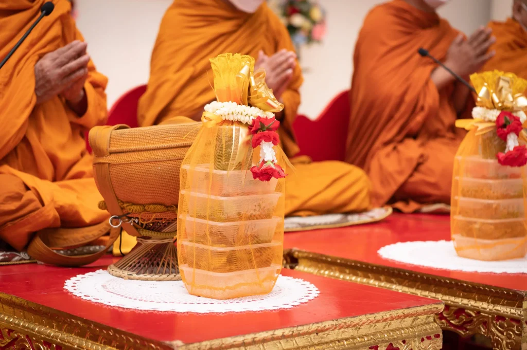 681010nida (10) ‘นิด้า’ จัดพิธีทำบุญตักบาตร เพื่อถวายเป็นพระราชกุศล เนื่องในโอกาสวันคล้ายวันสวรรคต ในหลวงรัชกาลที่ ๙ ผู้ทรงก่อกำเนิดสถาบัน