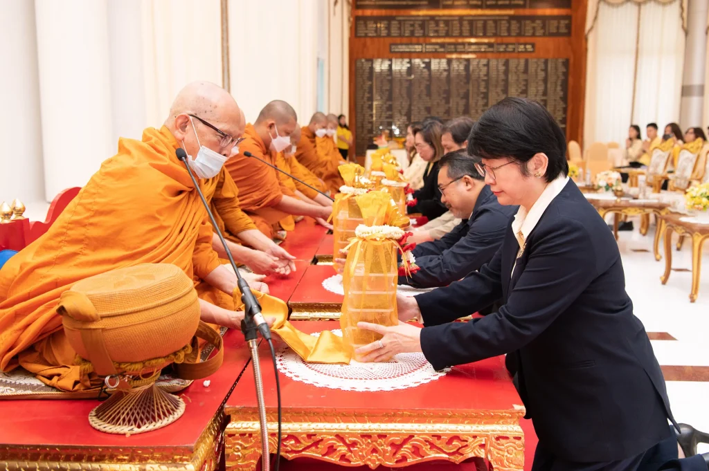 681010nida (11) ‘นิด้า’ จัดพิธีทำบุญตักบาตร เพื่อถวายเป็นพระราชกุศล เนื่องในโอกาสวันคล้ายวันสวรรคต ในหลวงรัชกาลที่ ๙ ผู้ทรงก่อกำเนิดสถาบัน