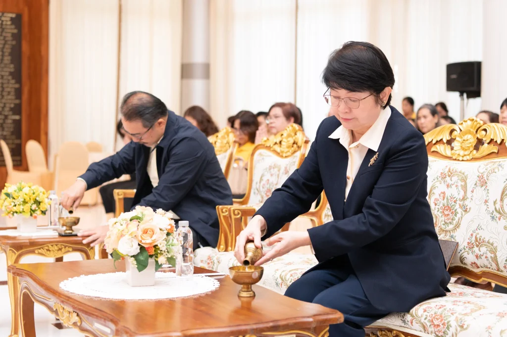 681010nida (12) ‘นิด้า’ จัดพิธีทำบุญตักบาตร เพื่อถวายเป็นพระราชกุศล เนื่องในโอกาสวันคล้ายวันสวรรคต ในหลวงรัชกาลที่ ๙ ผู้ทรงก่อกำเนิดสถาบัน