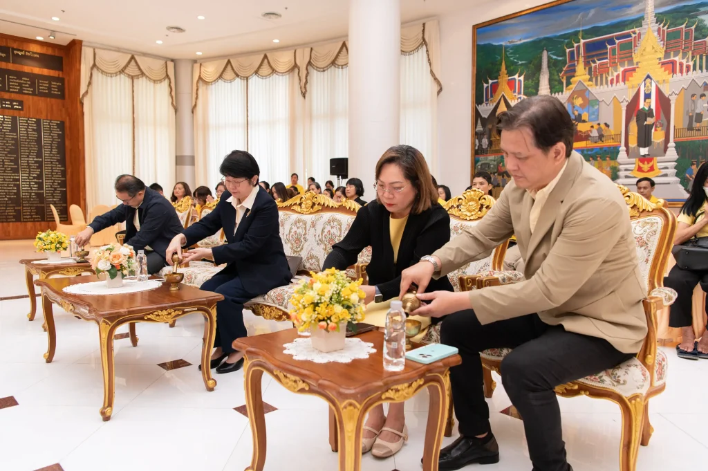 681010nida (13) ‘นิด้า’ จัดพิธีทำบุญตักบาตร เพื่อถวายเป็นพระราชกุศล เนื่องในโอกาสวันคล้ายวันสวรรคต ในหลวงรัชกาลที่ ๙ ผู้ทรงก่อกำเนิดสถาบัน