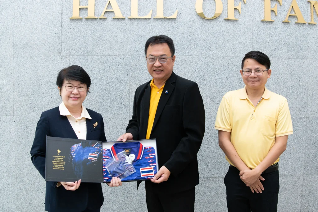 681010nida (14) ‘นิด้า’ จัดพิธีทำบุญตักบาตร เพื่อถวายเป็นพระราชกุศล เนื่องในโอกาสวันคล้ายวันสวรรคต ในหลวงรัชกาลที่ ๙ ผู้ทรงก่อกำเนิดสถาบัน