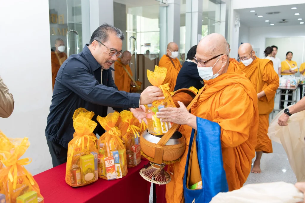 681010nida (15) ‘นิด้า’ จัดพิธีทำบุญตักบาตร เพื่อถวายเป็นพระราชกุศล เนื่องในโอกาสวันคล้ายวันสวรรคต ในหลวงรัชกาลที่ ๙ ผู้ทรงก่อกำเนิดสถาบัน