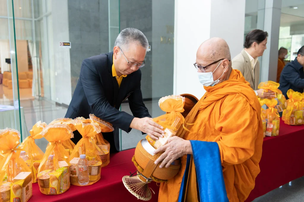 681010nida (17) ‘นิด้า’ จัดพิธีทำบุญตักบาตร เพื่อถวายเป็นพระราชกุศล เนื่องในโอกาสวันคล้ายวันสวรรคต ในหลวงรัชกาลที่ ๙ ผู้ทรงก่อกำเนิดสถาบัน