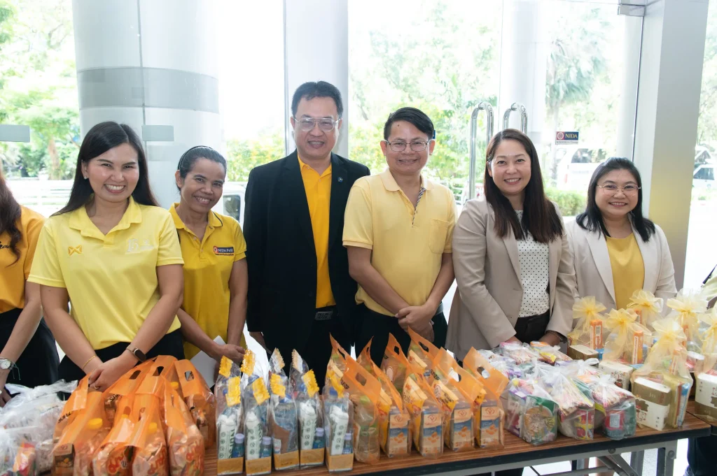 681010nida (18) ‘นิด้า’ จัดพิธีทำบุญตักบาตร เพื่อถวายเป็นพระราชกุศล เนื่องในโอกาสวันคล้ายวันสวรรคต ในหลวงรัชกาลที่ ๙ ผู้ทรงก่อกำเนิดสถาบัน